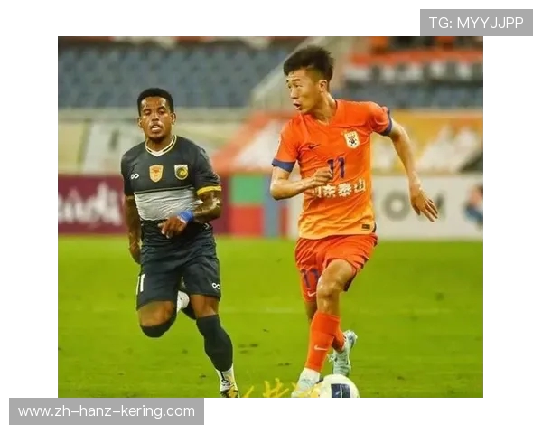 武汉三镇强强对决展现顶级足球魅力 两队激烈较量为球迷带来精彩视觉盛宴